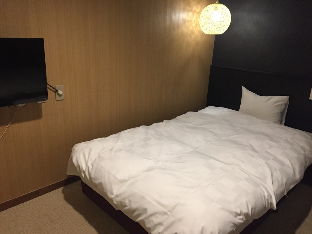 テレビはベッド向かいのソファーからだと観やすい。