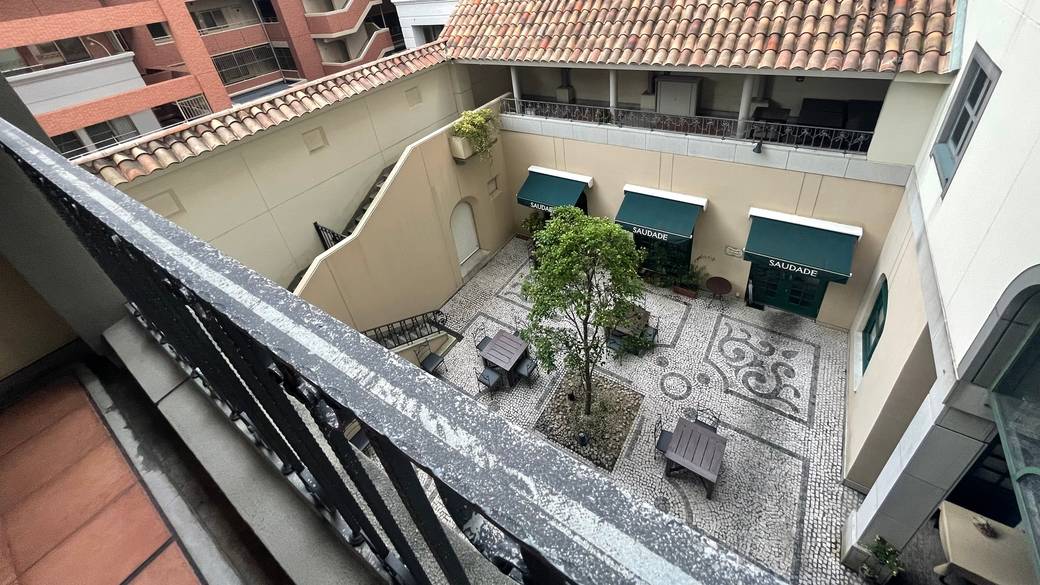 客室の窓から見下ろす中庭 / 5