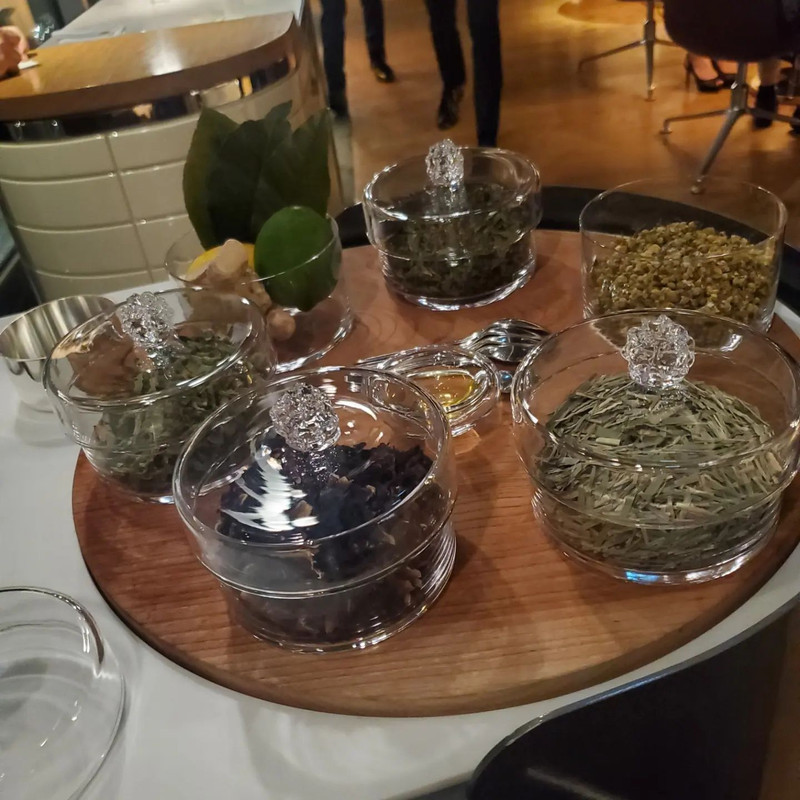 コーヒーや紅茶の他、ハーブティーも好みにあわせてブレンドしてくれる / 8