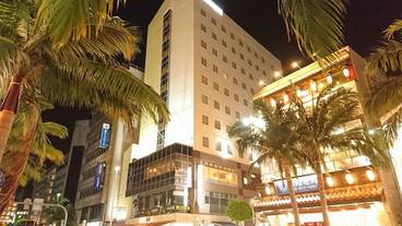 施設の正面 (日没後) / 1