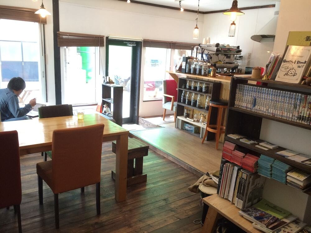 1階の珈琲専門店カフェで自家焙煎コーヒーが味わえる4086700
