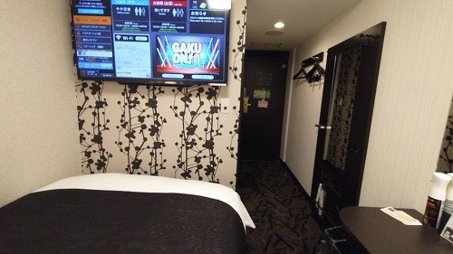 テレビはベッドの上（好みによるが、私はあまりありがたくない）