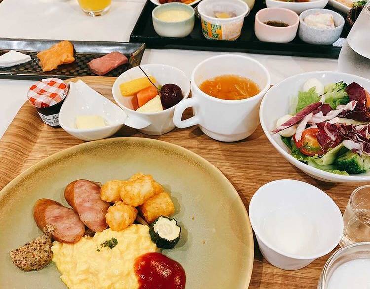 和食も洋食も
ビュッフェな朝食 / 1