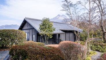 宿の外観と由布岳 / 1