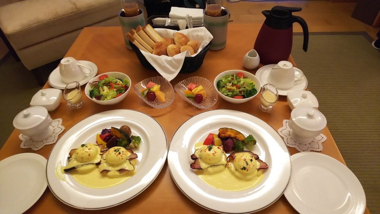 ルームサービスの朝食