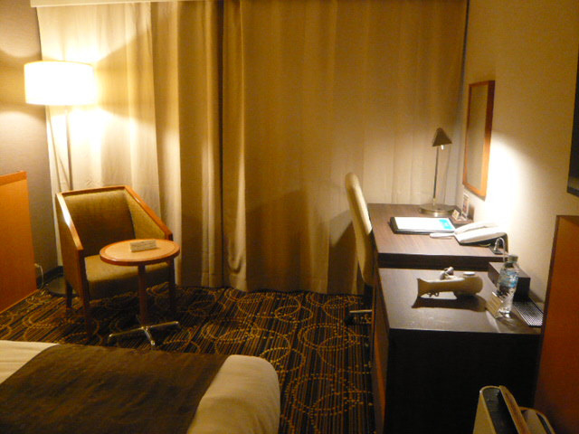 ＫＫＲホテル東京の客室の机の様子です。ゆったりとした設計です