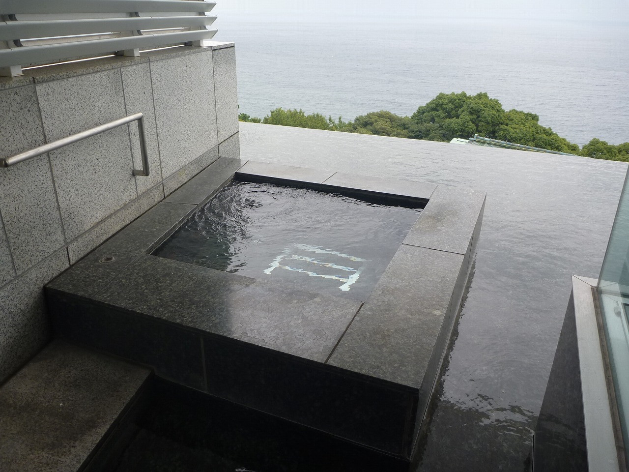 水とガラスに囲まれたスモールラグジュアリー3399903