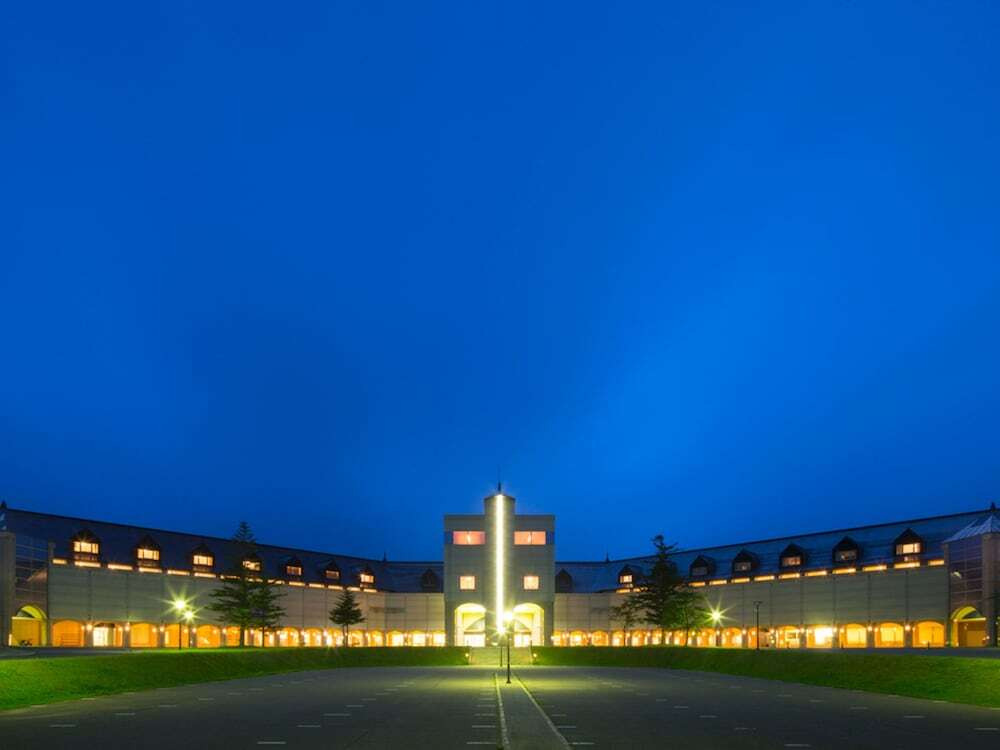 施設の正面 (日没後)