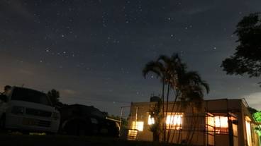 施設の正面 (日没後) / 1