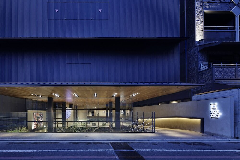 施設の正面 (日没後)