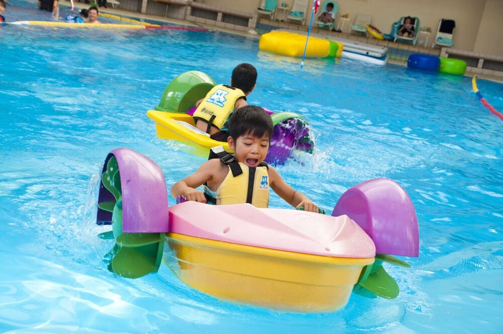 温水のインドアプールで年中遊べる！子連れのサポート体制も充実♪4053821