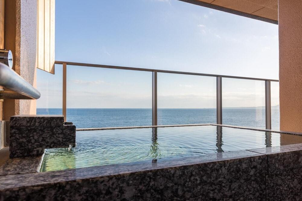 湯に浸かりながら、海との一体感を感じる至福のひととき3463589