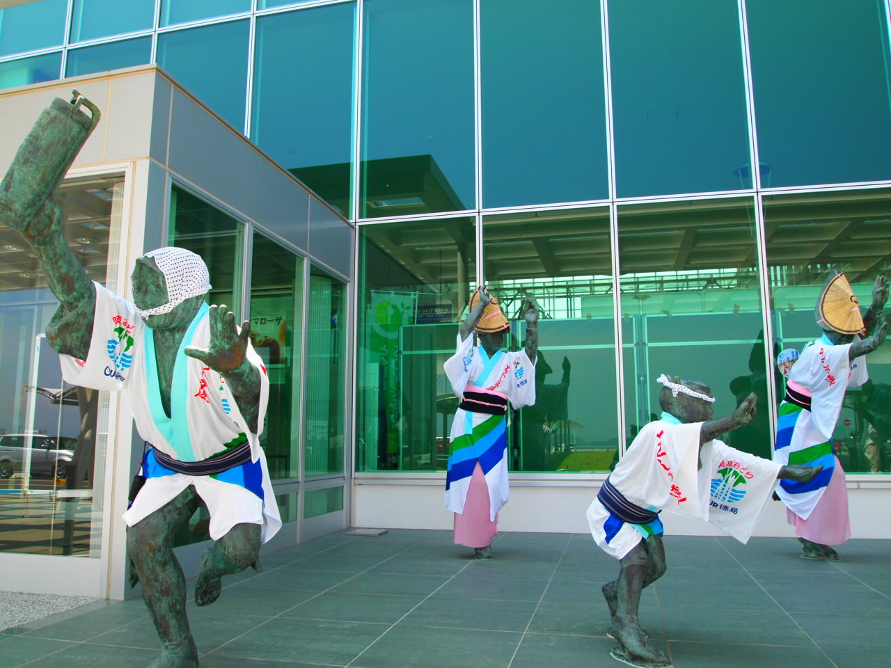 徳島空港入口の阿波踊り像