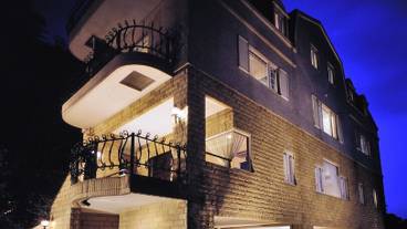 施設の正面 (日没後) / 2