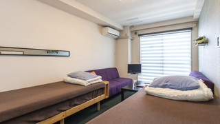 ツインルーム シングルベッド 2 台 共用バスルーム オーシャンビュー