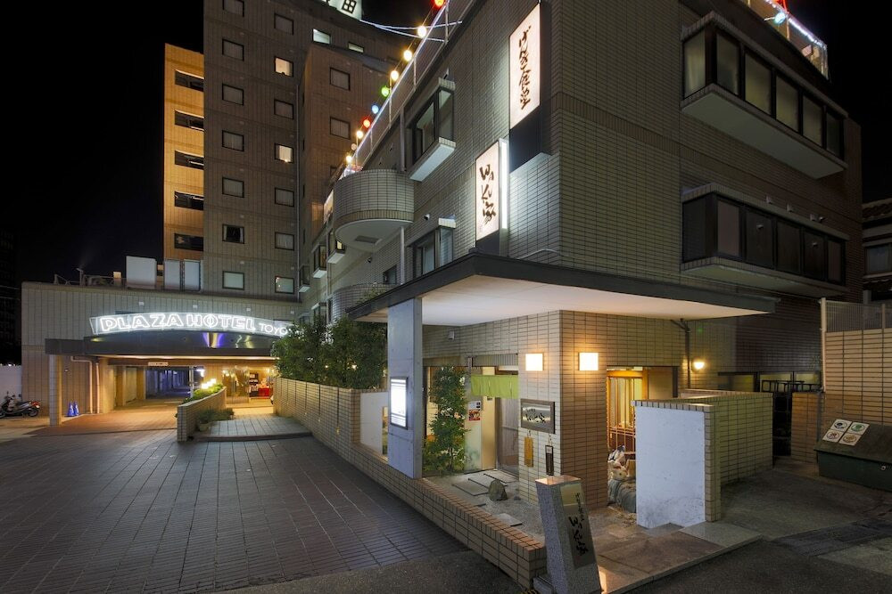 施設の正面 (日没後)