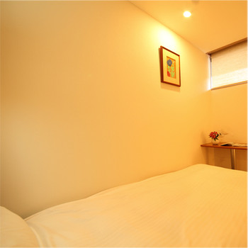 気兼ねなく一人で泊まれる「シングルルーム」があります3479555