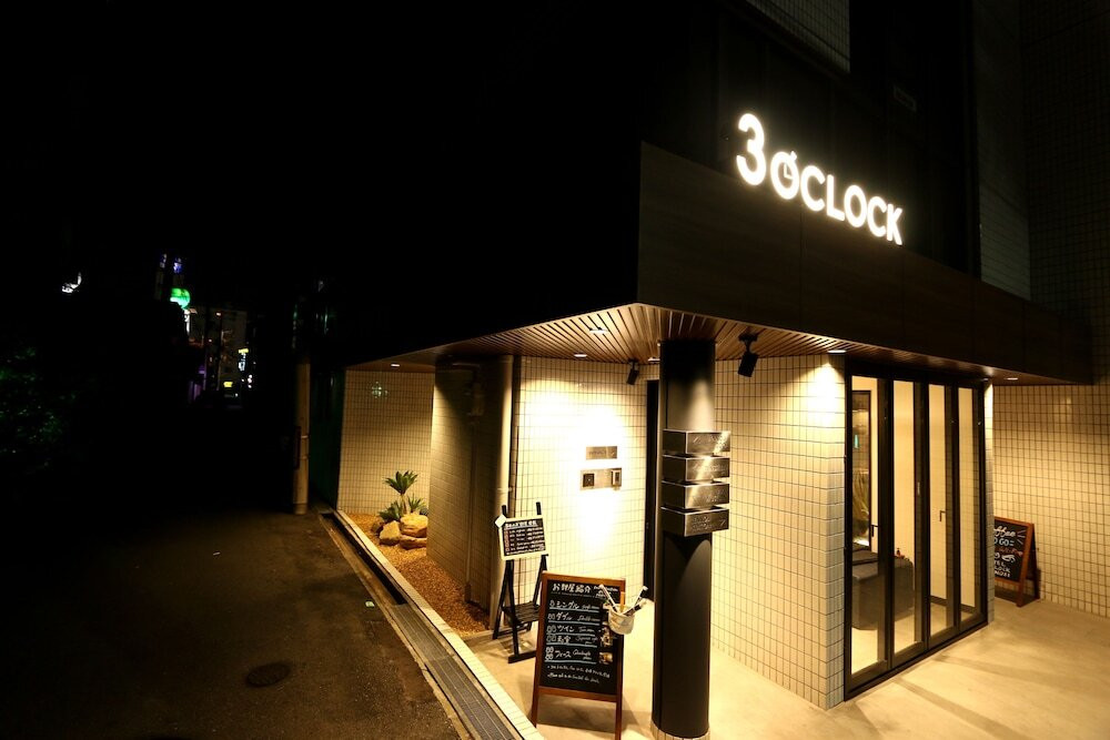 施設の正面 (日没後)