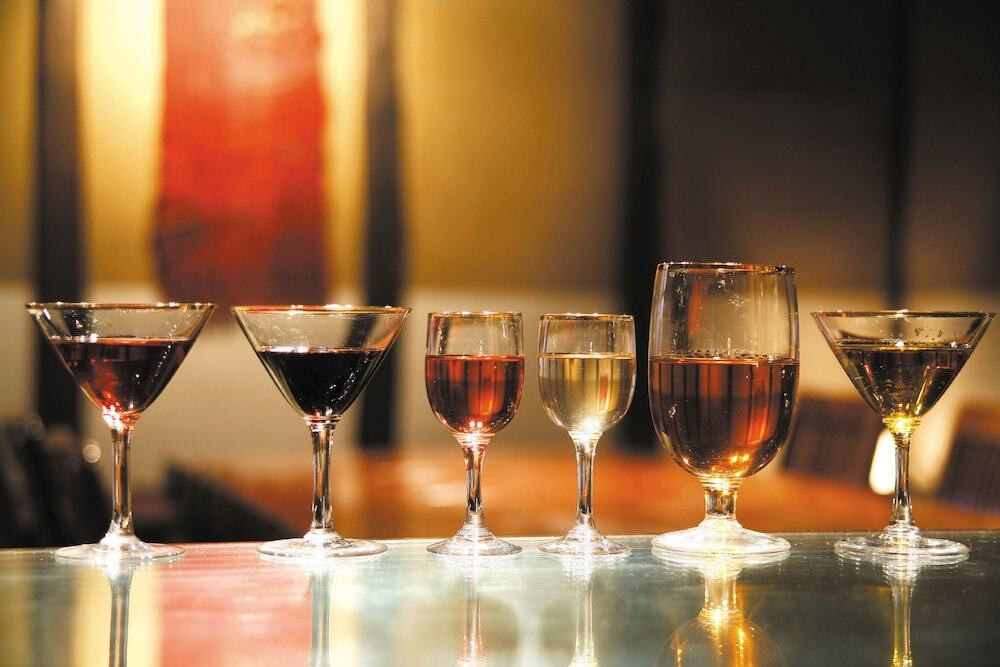 元庄屋の旧家、蔵のバーで食前酒を楽しむ古民家宿4237064