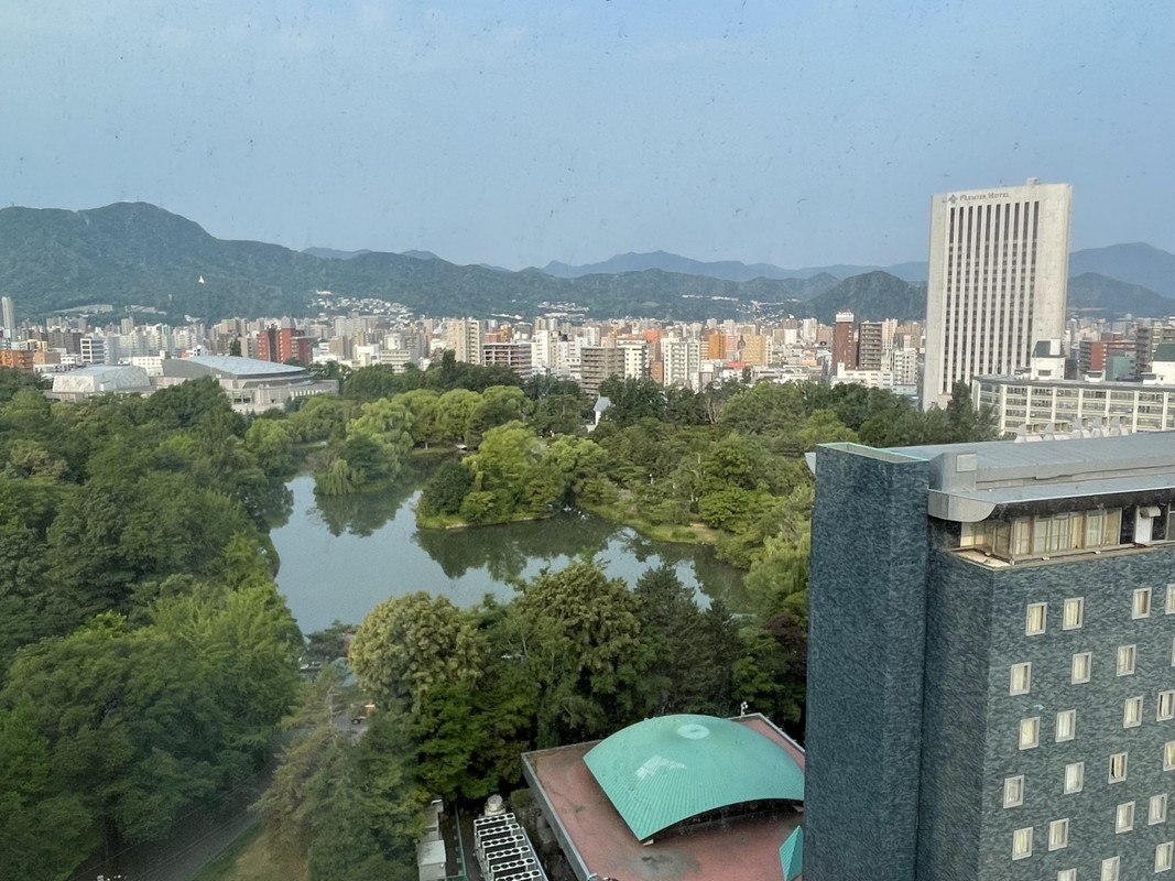 部屋からは中島公園が見える