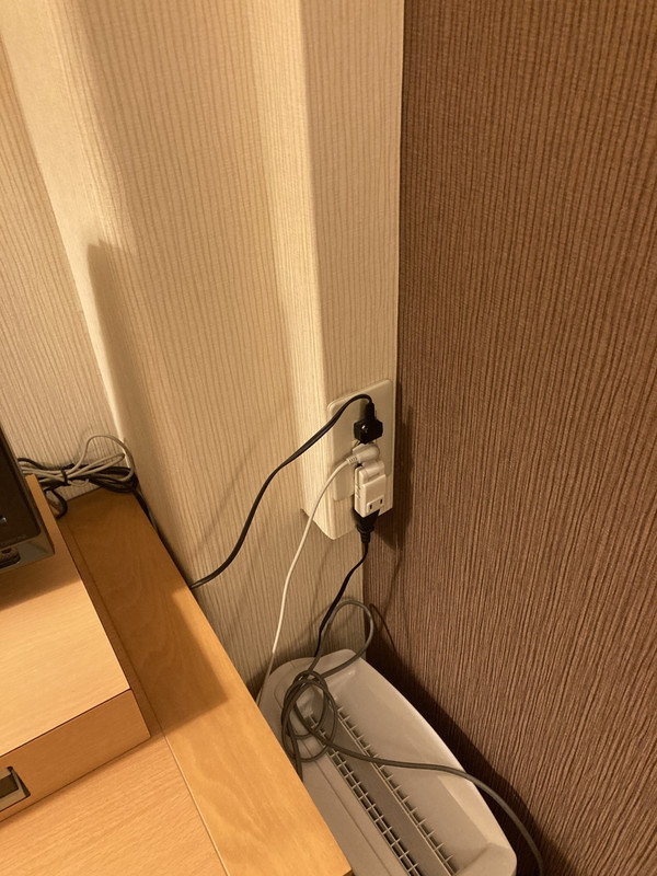 電源が変な場所にあります（デスク横）