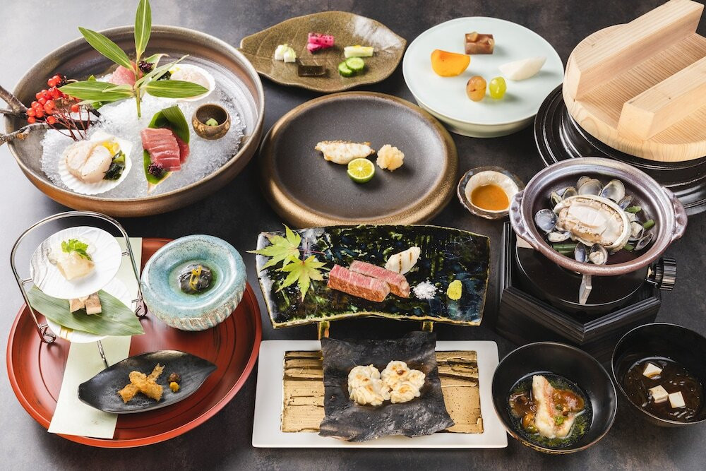 おいしい食事を前に彼との会話も弾む3701866
