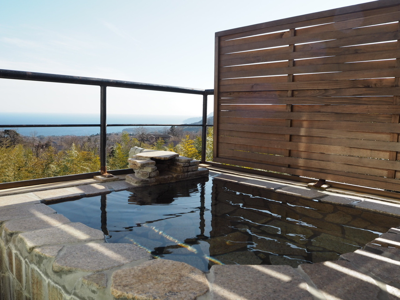 別荘感覚で利用できる、メゾネットタイプのアンティークホテル4245760