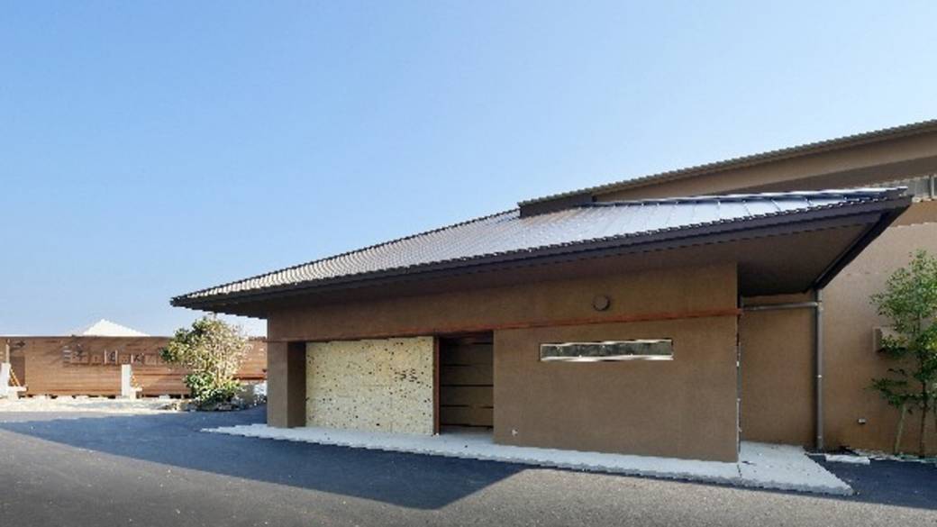 オーシャンフロントの
温泉宿へチェックイン！ / 1