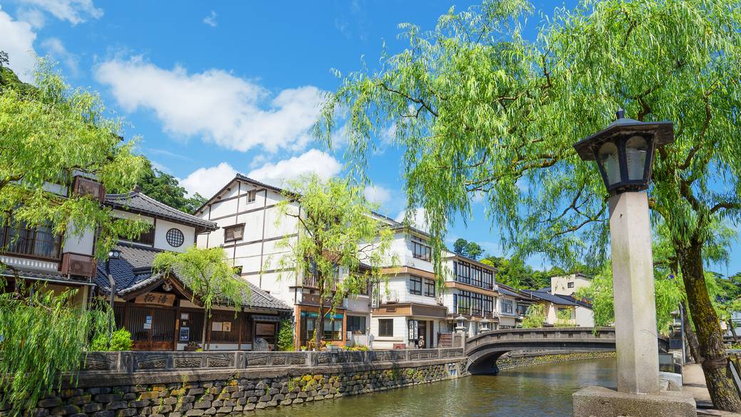 お土産探しと食べ歩き
最後まで温泉街を堪能 / 1