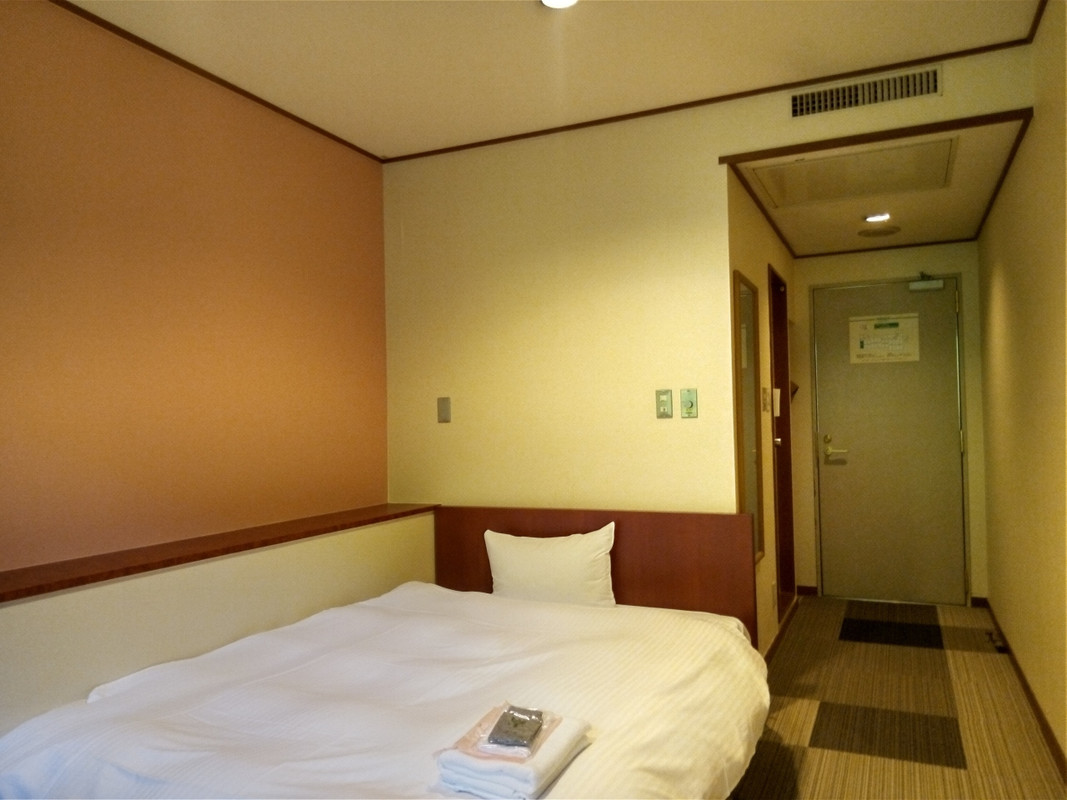 部屋入口。左側にバス&トイレ、右側にクローゼットがあります。