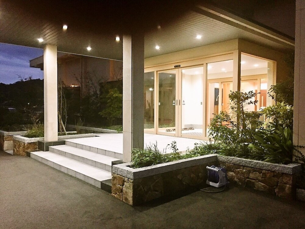 施設の正面 (日没後)