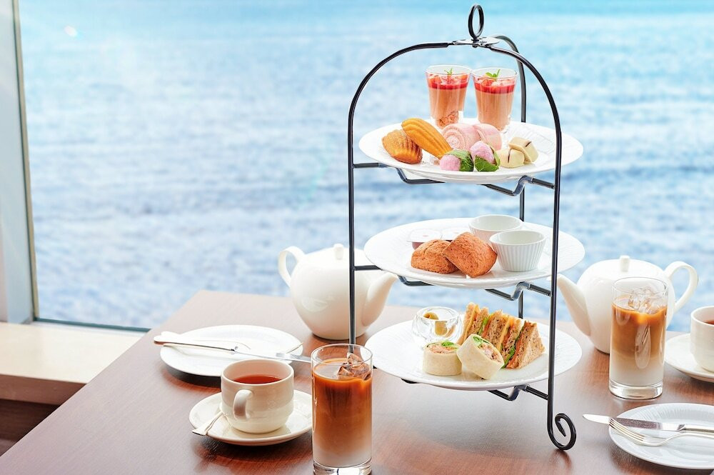 ラウンジでアフタヌーンティーを。海を眺めながら朝食を4244893