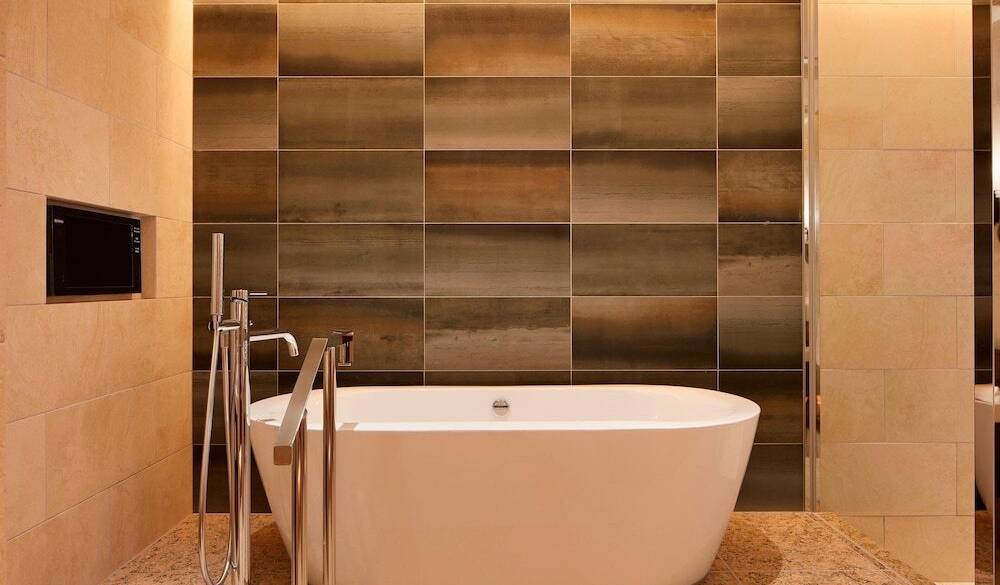 レインシャワーを浴び
優雅なバスタイム / 1