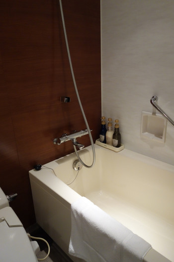 手足を伸ばせる広々としたバスタブ4256952