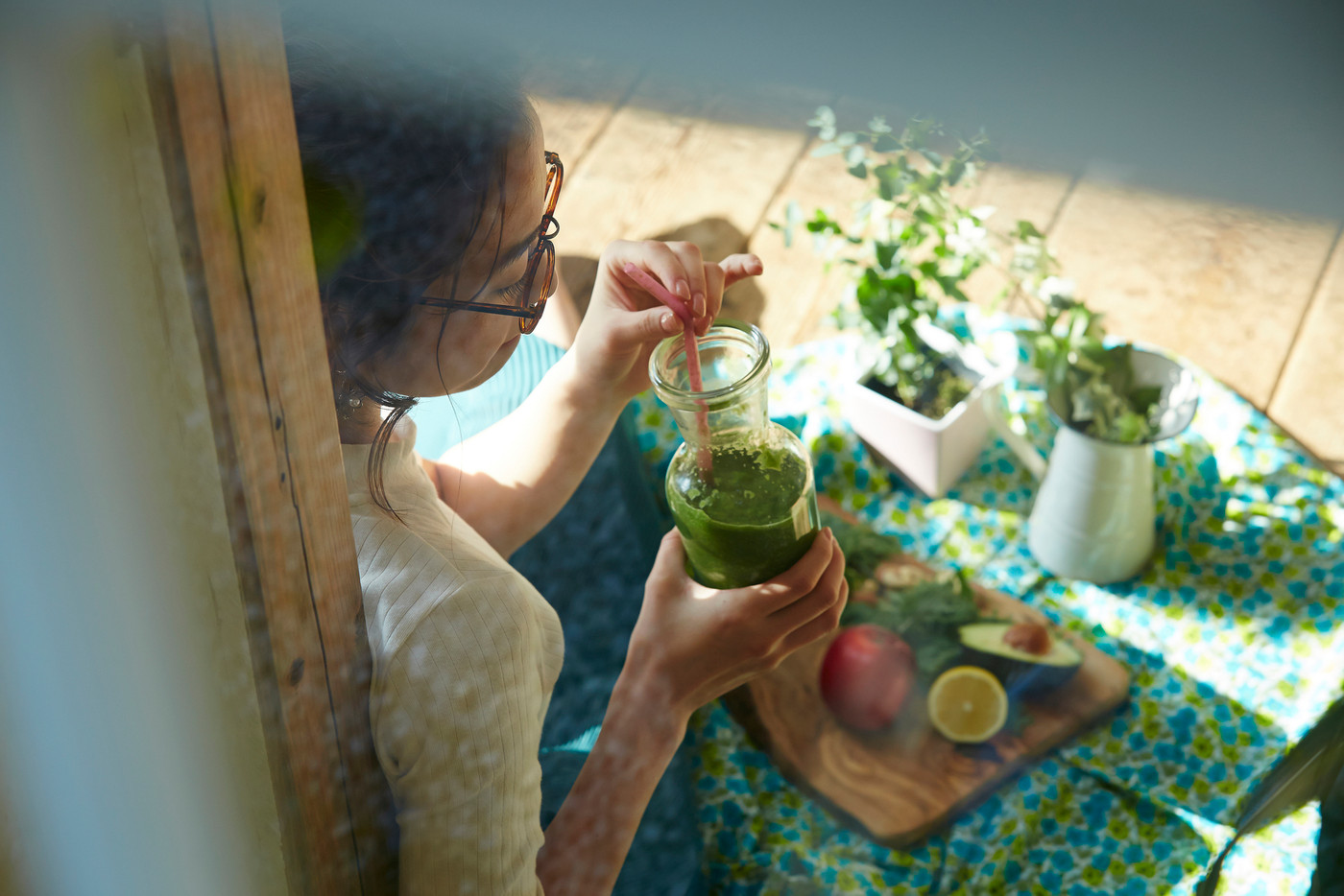 自宅でリラックスする女性