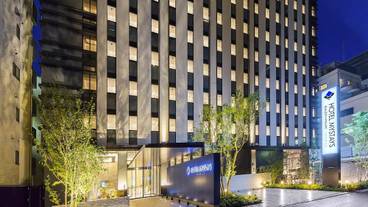 施設の正面 (日没後) / 1