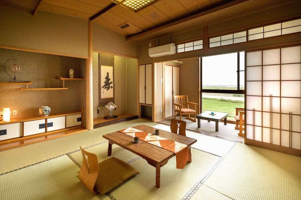 客室内のダイニングエリア