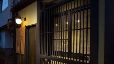 施設の正面 (日没後) / 1