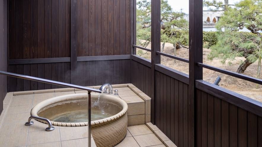 桐の間の露天風呂 / 1