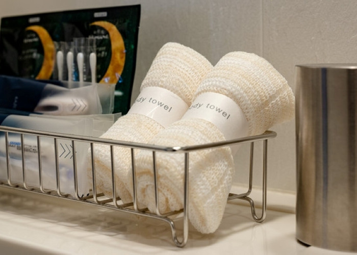 ボディタオルやバスソルト、ミネラルウォーター、ティーセットなどのアメニティも充実