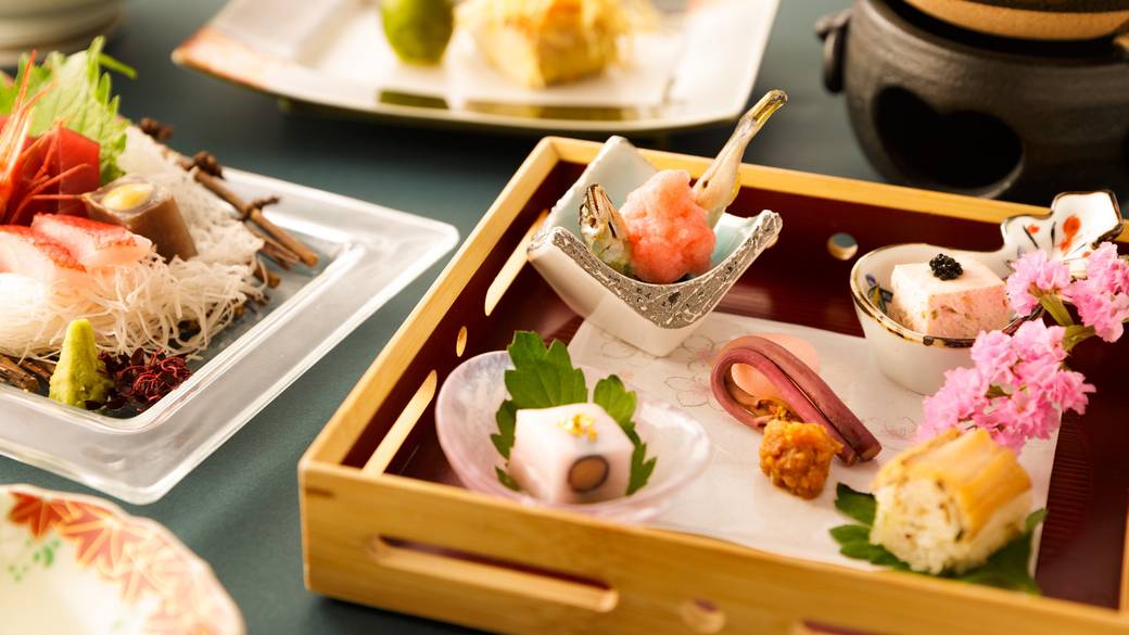 個室の食事処で
美しい季節の和会席を / 3
