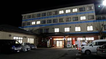 施設の正面 (日没後) / 2