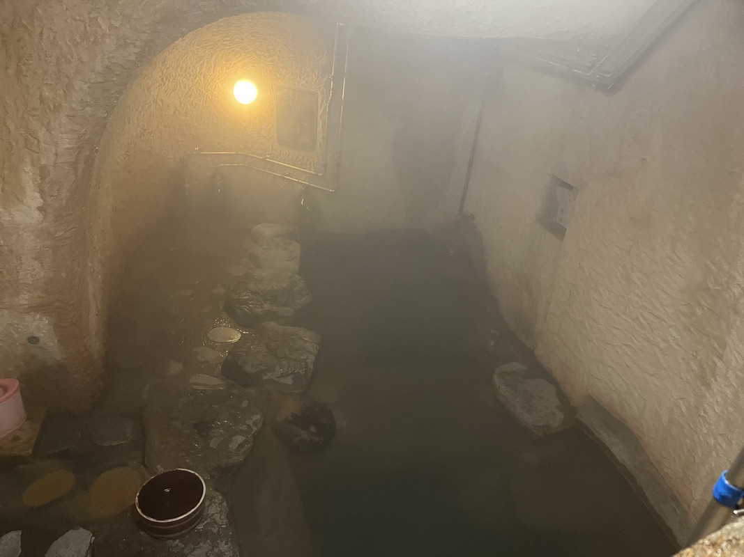 階段を降りて地下の洞窟風呂