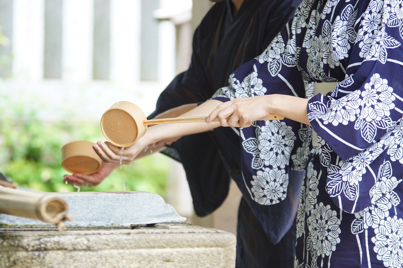 手水舎　手を清める浴衣の男女