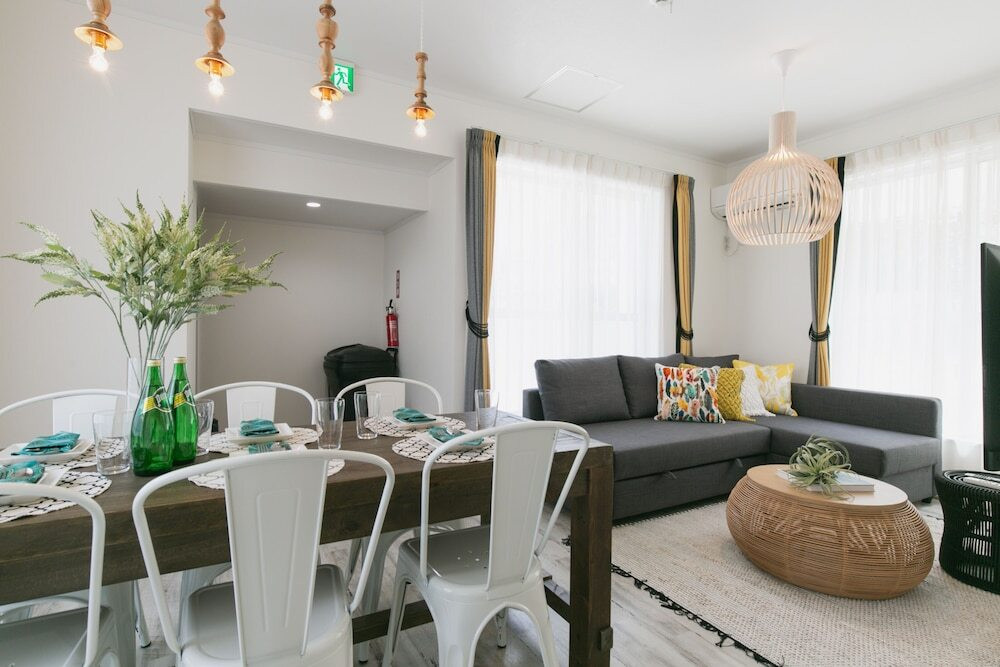 客室内のダイニングエリア