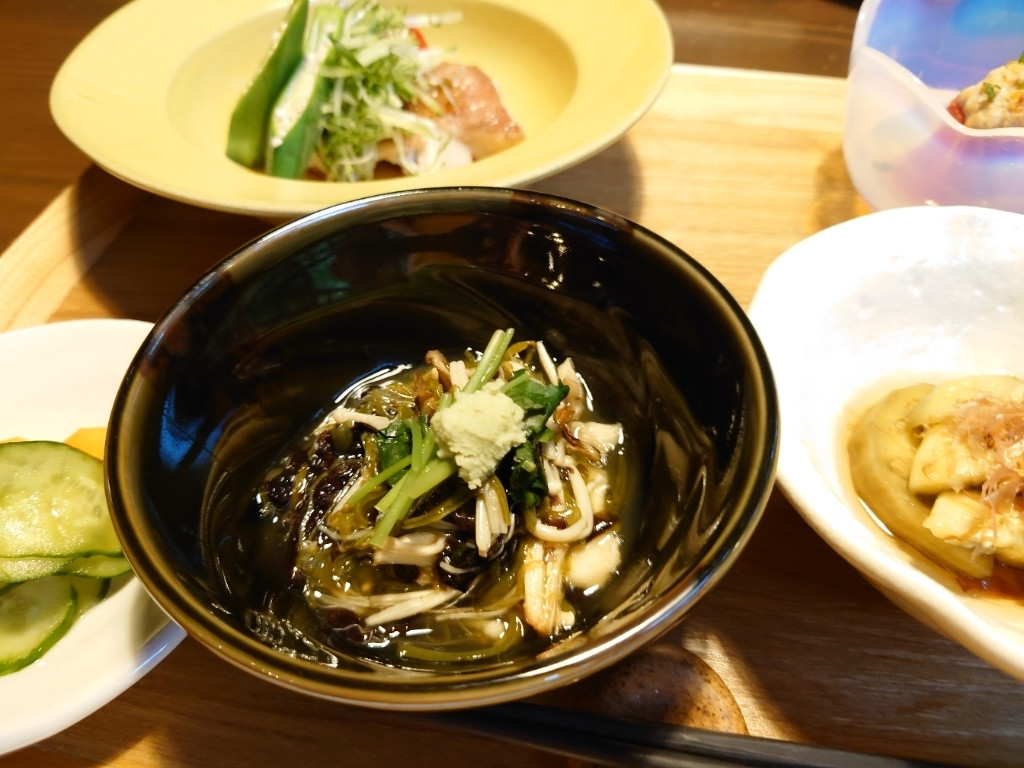 「栃尾又温泉　自在館」 料理 182374927 めかぶど三つ葉の酢の物。わさび乗ってるのは珍しい？