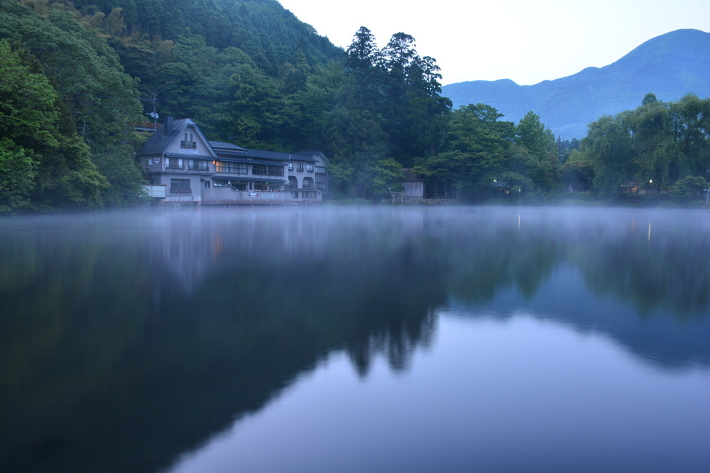 金鱗湖すぐそばの、緑に囲まれた温泉宿3483769
