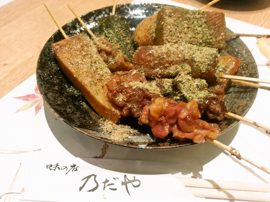 「味の店 乃だや 銀座店」料理 9090 静岡のおでんには欠かせない「出し粉」青のりと魚粉を合わせたものです。