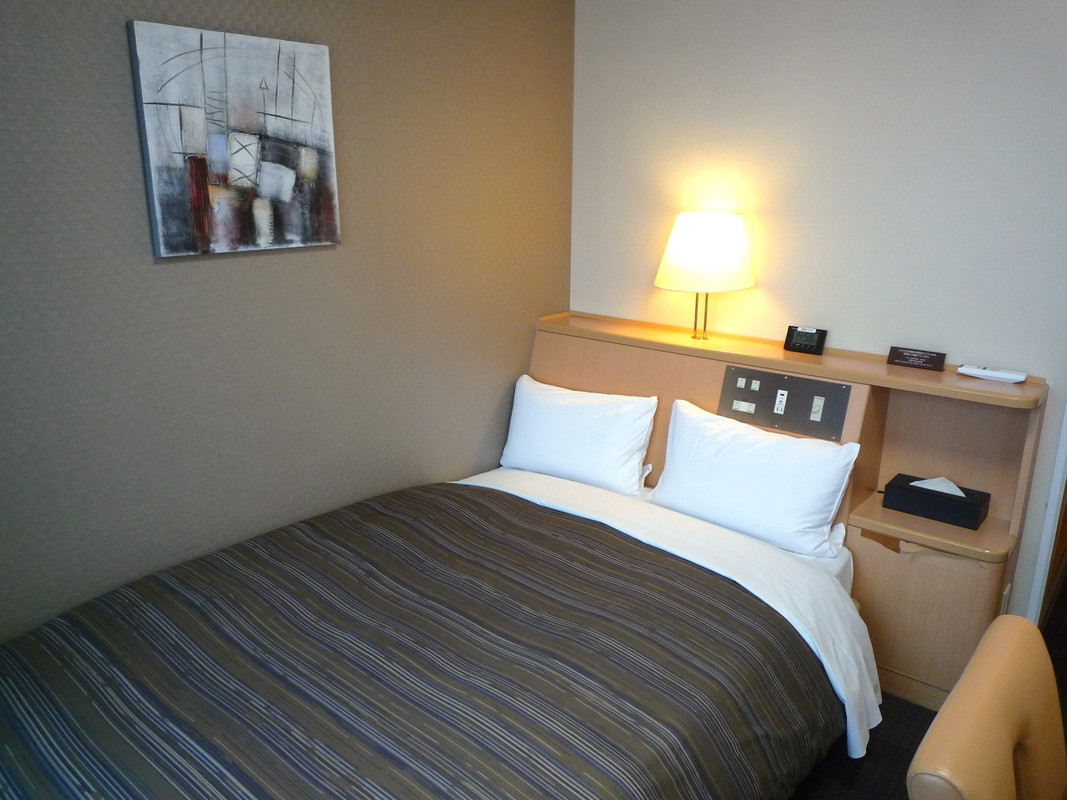 西館　セミダブルベッド