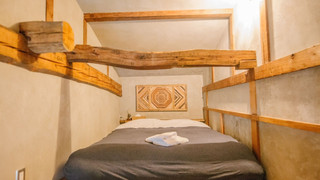 ダブルルーム (2階、注意:急なはしご式階段)